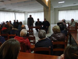 Komendant wraz z Burmistrzem Łasku rozmawiają z mieszkańcami Gorczyna.