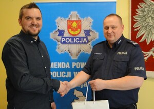 Komendant dziękuje obywatelowi.