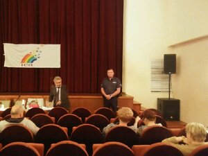 Dzielnicowy na spotkaniu z mieszkańcami.