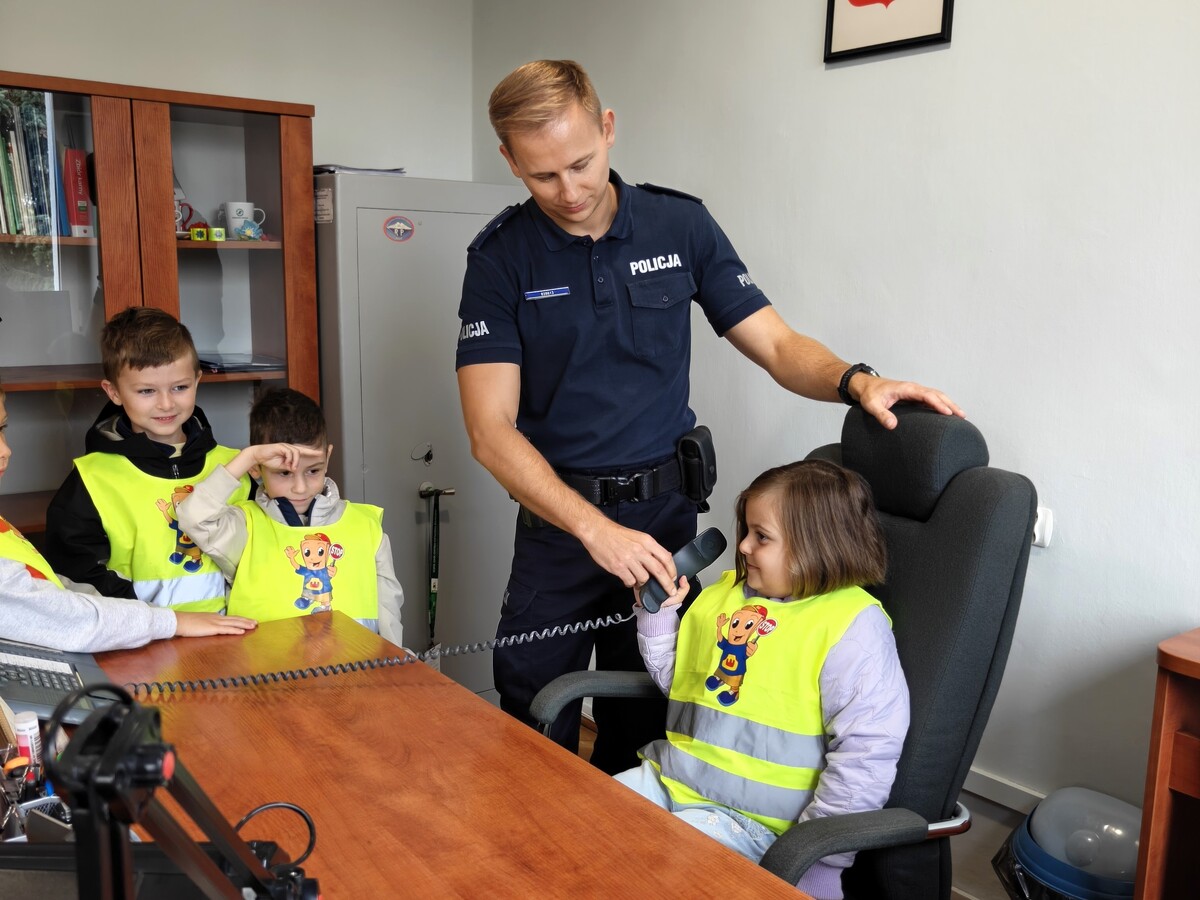 Wizyta przedszkolaków z „Słoneczka” w Komendzie Powiatowej Policji w Łasku