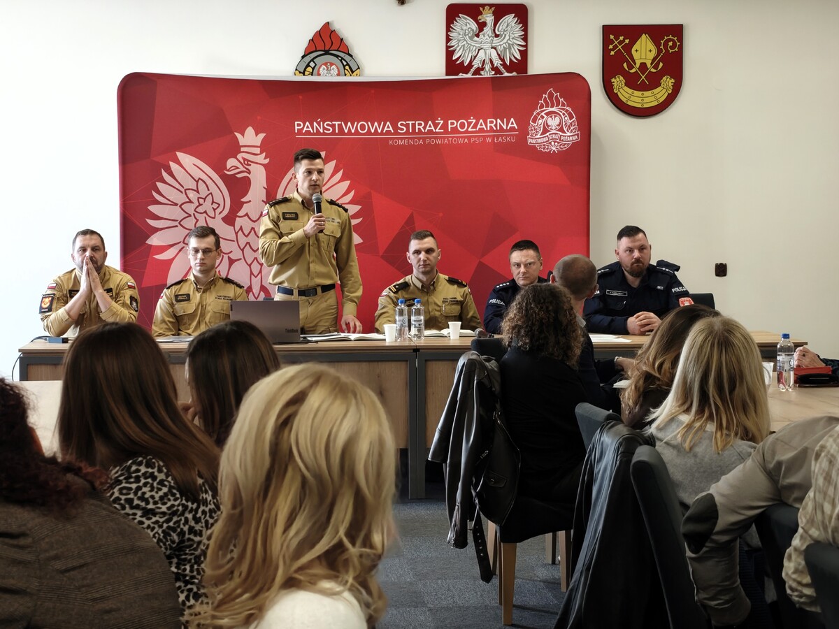 Spotkanie służb ratunkowych z dyrektorami szkół w powiecie łaskim