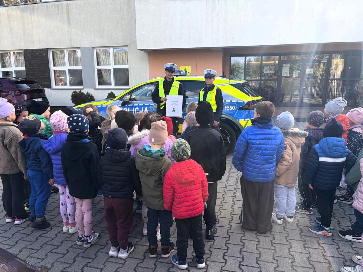 Policjanci z Łasku edukowali przedszkolaków w zakresie bezpieczeństwa ruchu