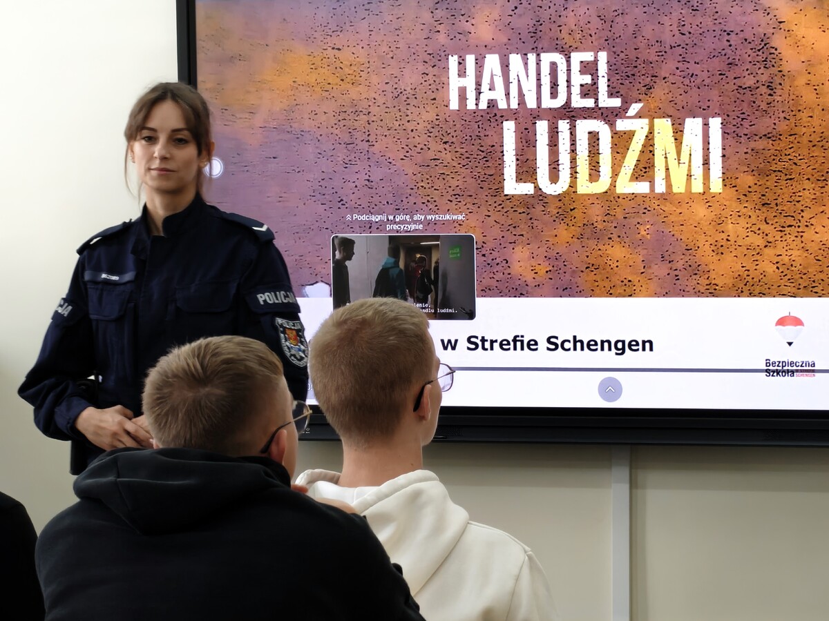 Policja w Łasku edukowała młodzież w Europejskim Dniu Walki z Handlem Ludźmi